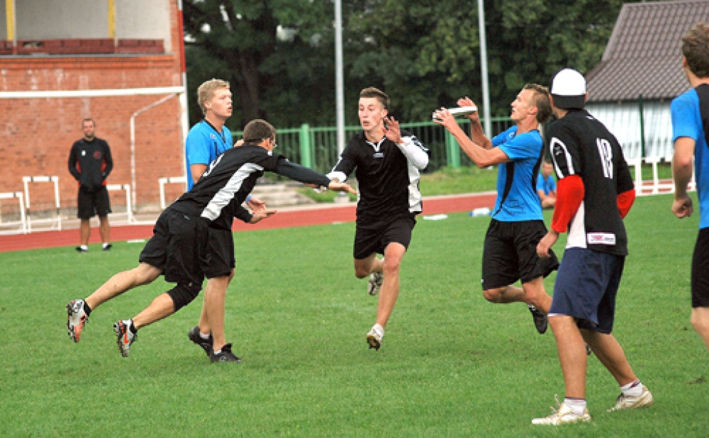 Frisbija spēlē tiekas Salaspils «Wild Things» (zilos tērpos) un Ventspils «Flying Worms». 