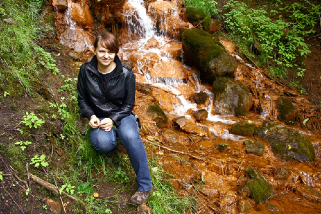 Ilze Usāne Līgo ekspedīcijas pirmajā pieturas punktā – pie Dāvida avotiem Cēsu novadā. Vaives upes klinšainajos krastos izplūst 34 minerālūdens avotiņi, nokrāsodami šūnakmeni rūsganā krāsā. 