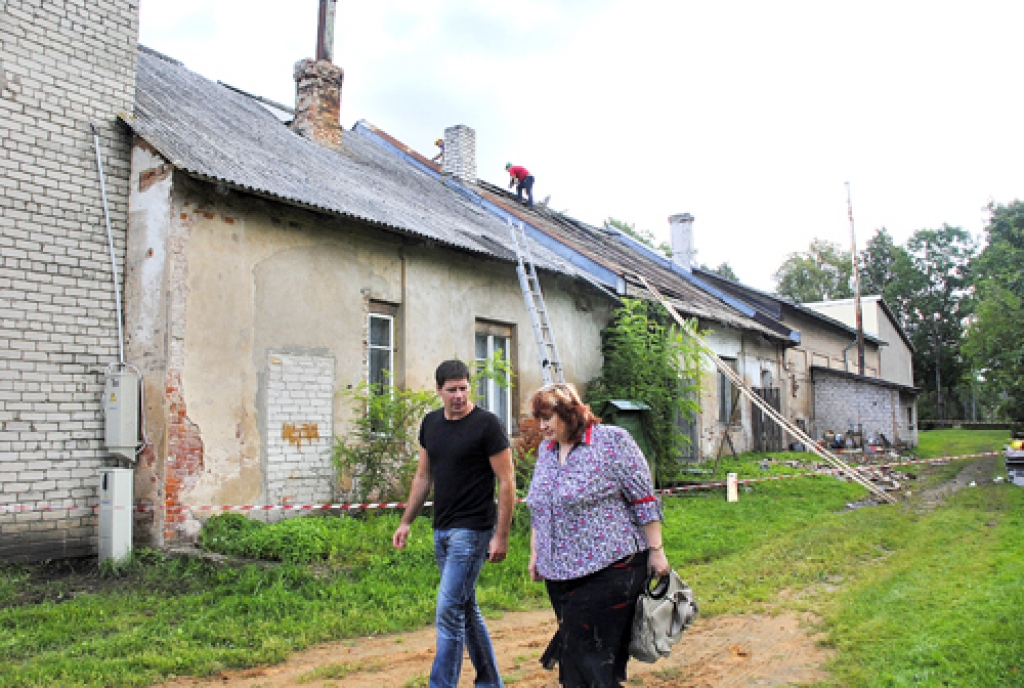 Pie tautas nama vecā korpusa būvdarbu vadītājs Gatis Marinsks un Skaistkalnes pagasta pārvaldniece Ineta Skustā. 