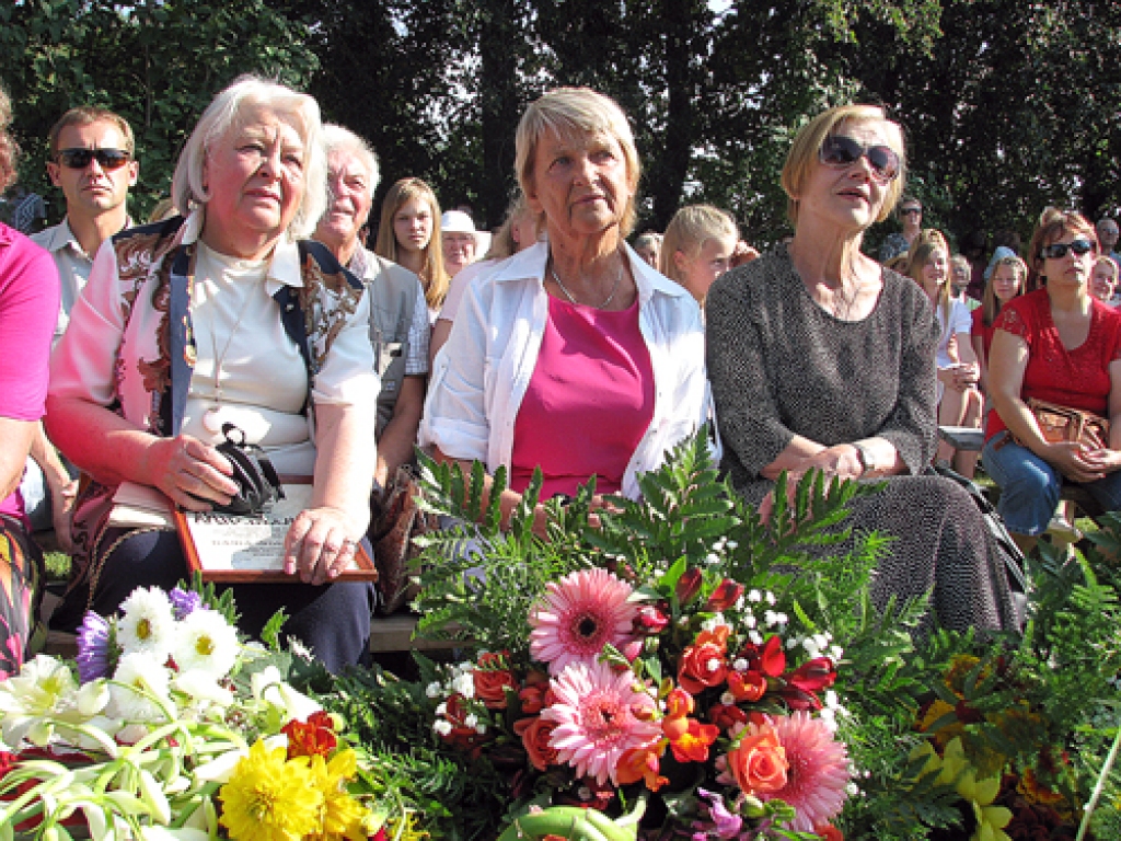 Nacionālā teātra aktrises, Alfreda Amtmaņa-Briedīša prēmijas laureātes,  Baiba Indriksone (no kreisās) un Inta Tirole. Viņām līdzās aktrise Rasma Garne. 