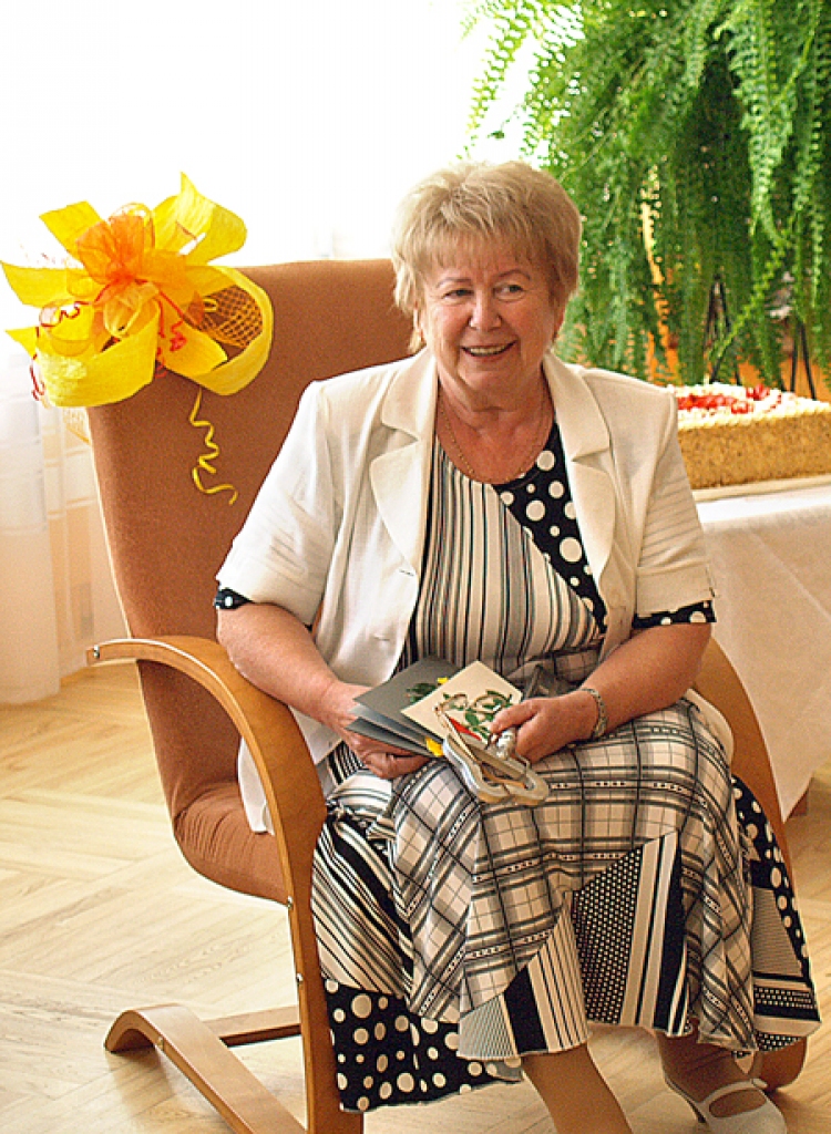 Ļubova Momota, bērnudārza «Cālītis» ilggadējā vadītāja, svinīgajā sarīkojumā tika sēdināta pušķotā atpūtas krēslā, lai simboliski atvilktu elpu pēc rosīga darba gadiem. 