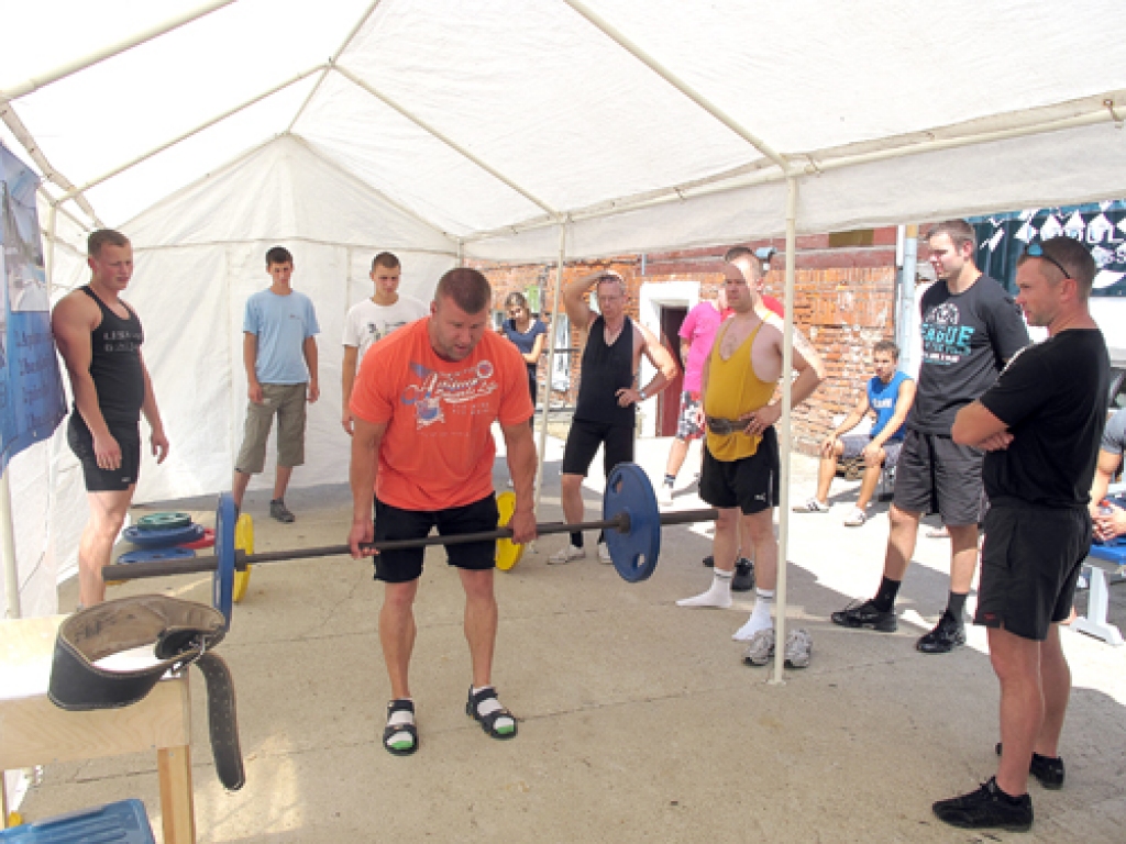 Vilces tehniku jaunajiem un pieredzējušajiem spēka mitriķiem rāda Ivars Cīrulis.