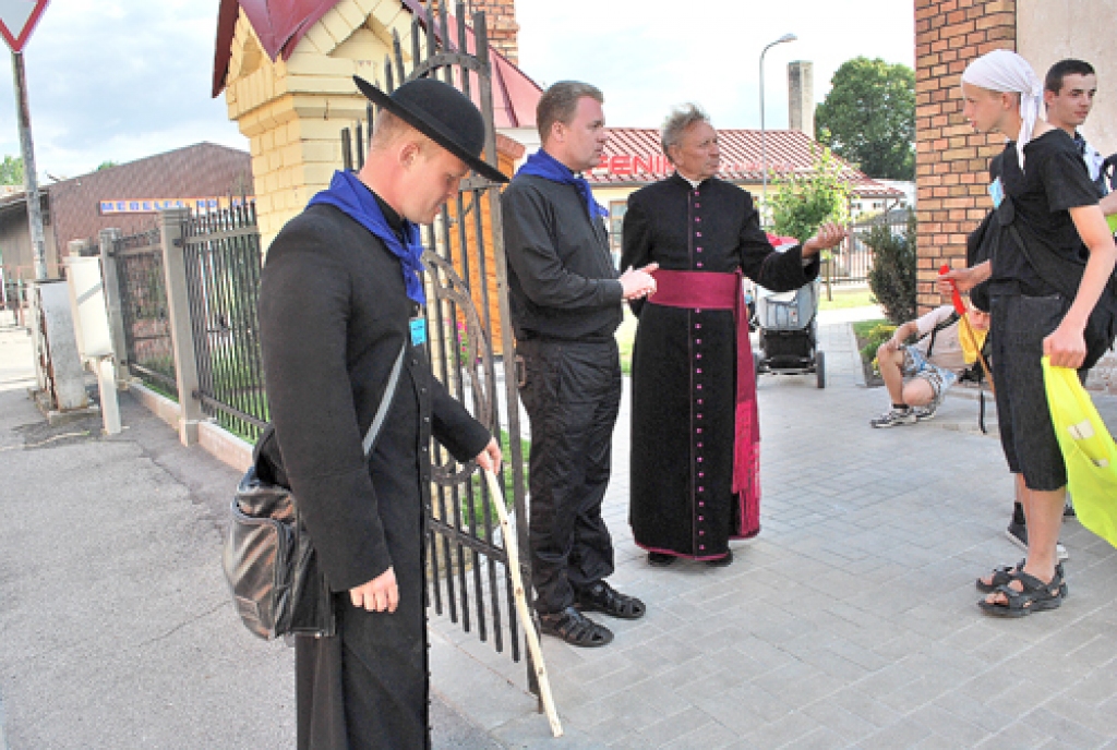 Svētceļnieku grupas vadītāju diakonu Juriju Gorbačevski (no kreisās), priesteri Viktoru Siļčonoku pie Bauskas katoļu dievnama durvīm sagaida monsinjors Jānis Zviedrāns. 