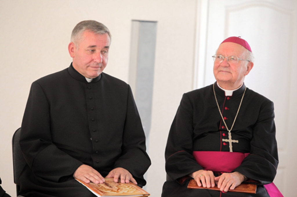 Antons Justs (no labās) savu pēcteci raksturo kā ekonomisku un saimniecisku cilvēku, kam patīk atjaunot lietas, kurš bijis veiksmīgs it visā, ko pasācis, kam ir izteikta loģiskā domāšana.  Savukārt Edvards Pavlovskis norādīja, ka pēc būtības viņš gribētu kļūt par Antonu II, cienīgi turpinot A. Justa iesākto darbu. 