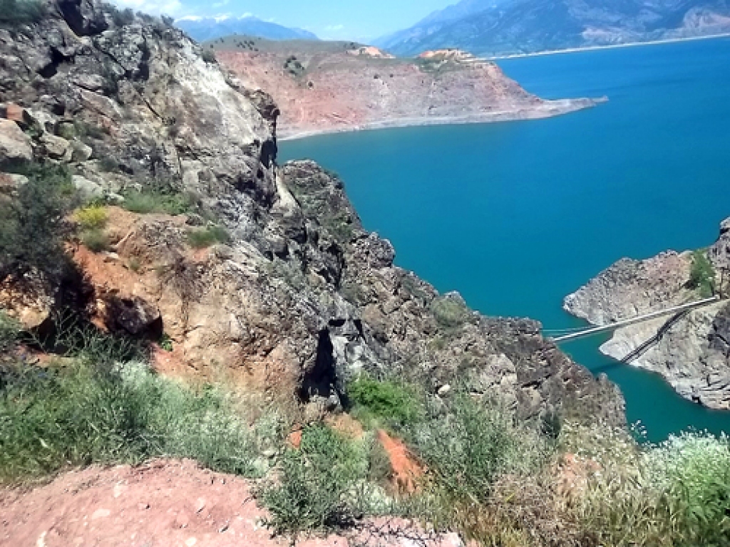 Čarvakas ezers – apbrīnojama skaistuma ūdenstilpne, kas atrodas divu stundu brauciena attālumā no Taškentas. Šeit izveidojies neliels kūrorts, kur pilsētnieki var veldzēties vasaras karstākajā tveicē.