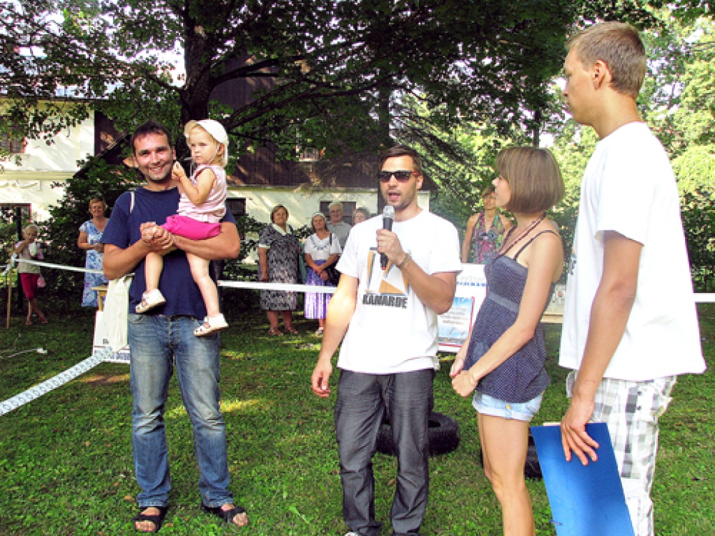 Rīdzinieks Edgars Tauriņš (no kreisās), kurš vasaras vada Brunavā, ir «Dullā skrējiena» Brunavas posma uzvarētājs. 