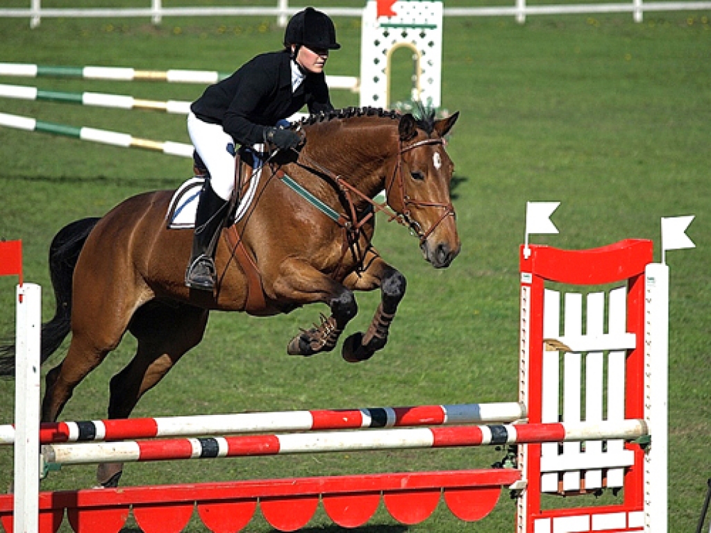 Vita Roze sacensībās ar zirgu Lakito. 