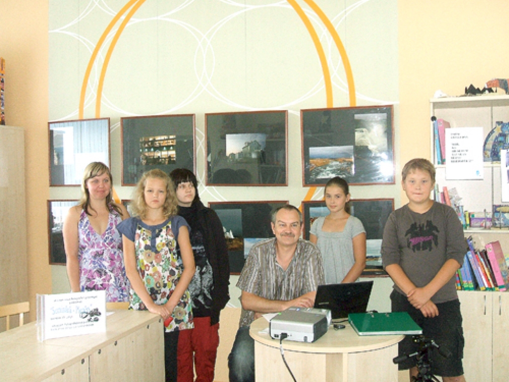 Fotomākslinieks Dainis Matisons kopā ar bērniem – plenēra dalībniekiem fotoamatieriem.