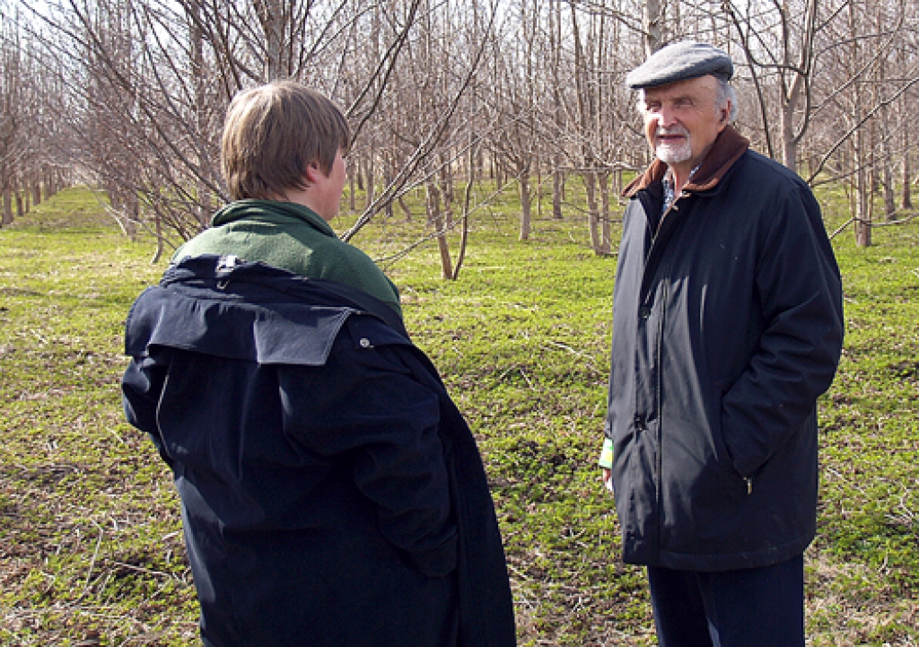 Andrejs Lasmanis (no labās), demonstrējumu saimniecības «Gaiļi» īpašnieks Iecavā. 