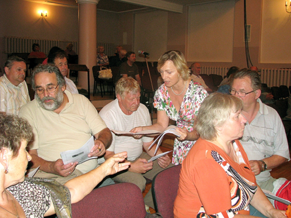 Gūrijam Bullem (no kreisās) tiek nodotas kandidātu anketas. Tās dala Sarma Freiberga.  