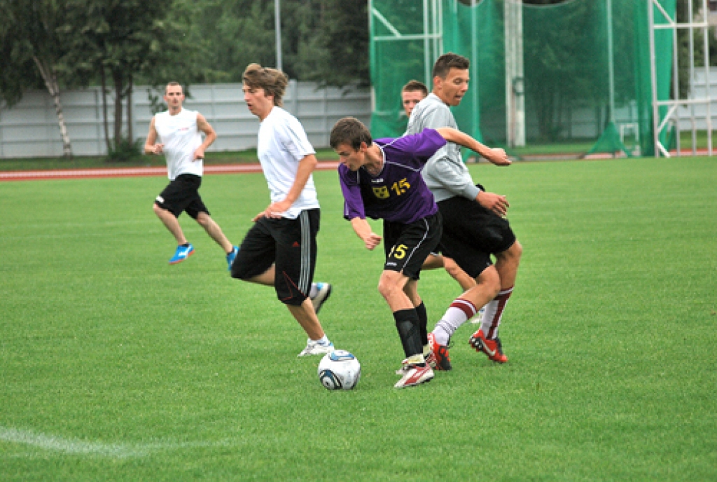 Jēkabs Perševics (15. numurs), Gailīšu komandas uzbrucējs, atkal apgājis «Eva Auto» aizsardzību. 