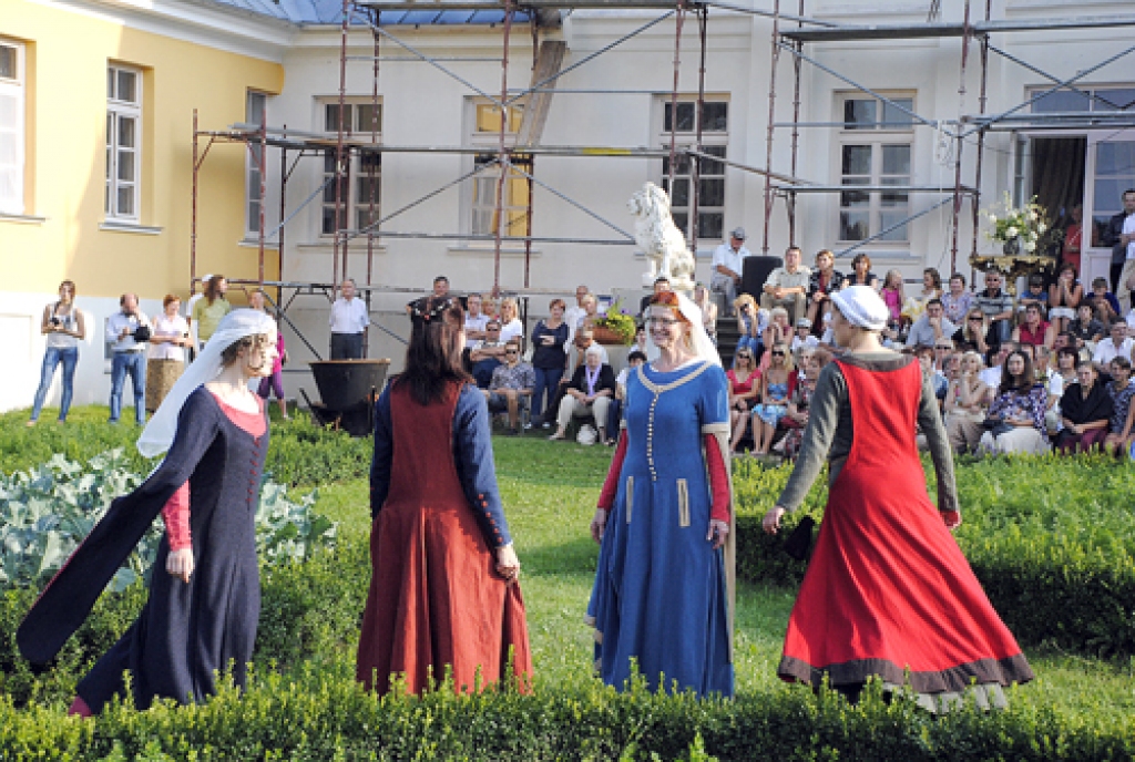 Renesanses deju pievilcība ir noslēpumaini rāmajās kustībās un partne- ru saspēlē – rāda seno deju grupu «Ballare» un «Calendula» dalībnieki.