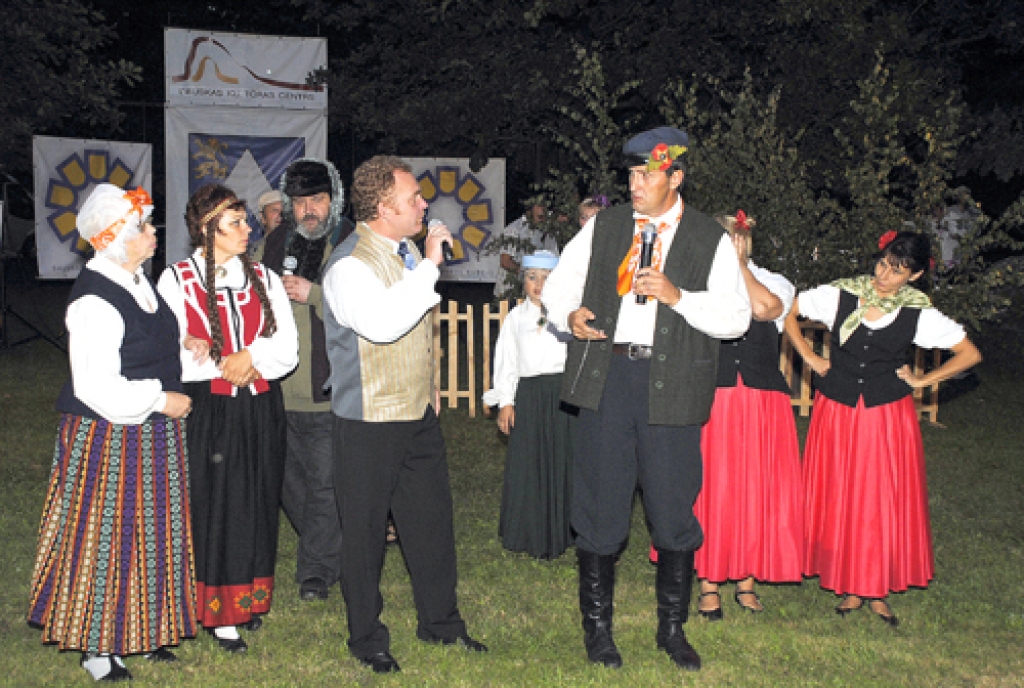 Novada svētkos Uzvarā skatītājiem visvairāk pie sirds gājis Īslīces kultūras nama muzikāli dramatiskais iestudējums «Īsa pamācība mīlēšanā». 