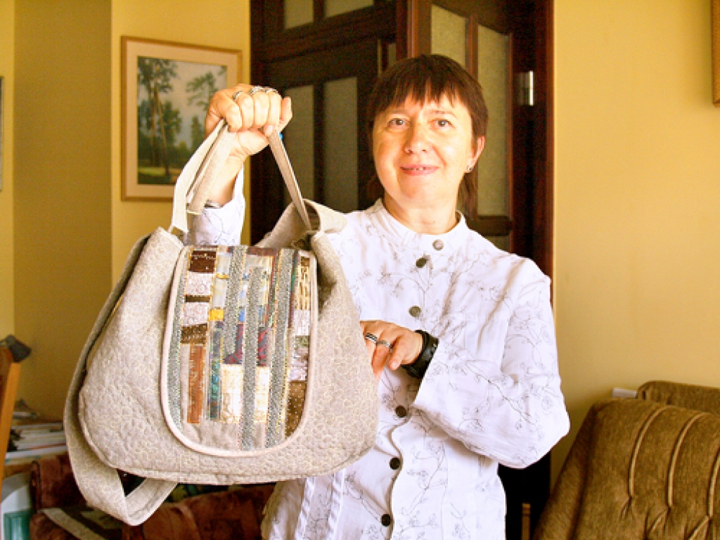 Gunta Skeltone darina īpašas tekstilmozaīkas. Iecavā daudz ļaužu ir lieliski rokdarbnieki.