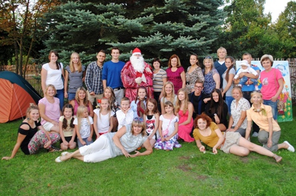 Studijas «Aprīļa pilieni» dalībnieki un viesi pasākumā Rītausmās divu dienu garumā noslēdza vasaras sezonu. 
Autors: Aiga Baltalksne