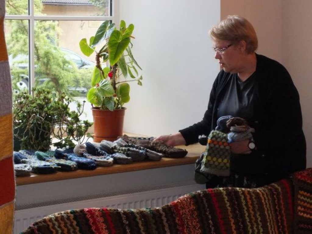 Laimas Viļumas adītās raibās zeķes sagulst uz kultūras nama palodzes, lai priecētu izstādes skatītājus, bet vēl labāk - lai atrastu savus valkātājus. 
Autors: iecava.lv