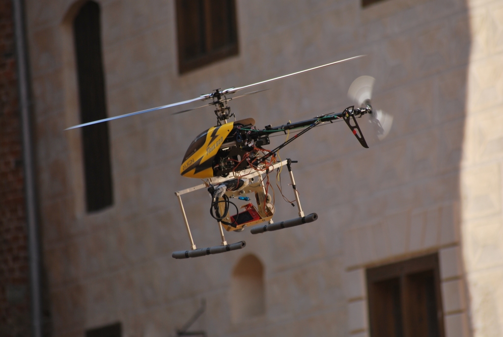 Iespējams, ka helikopters – lidmodelis virs Bauskas pils mūriem sestdien pārsteidza ne vienu vien garāmgājēju. 
Autors: Uldis Varnevičs