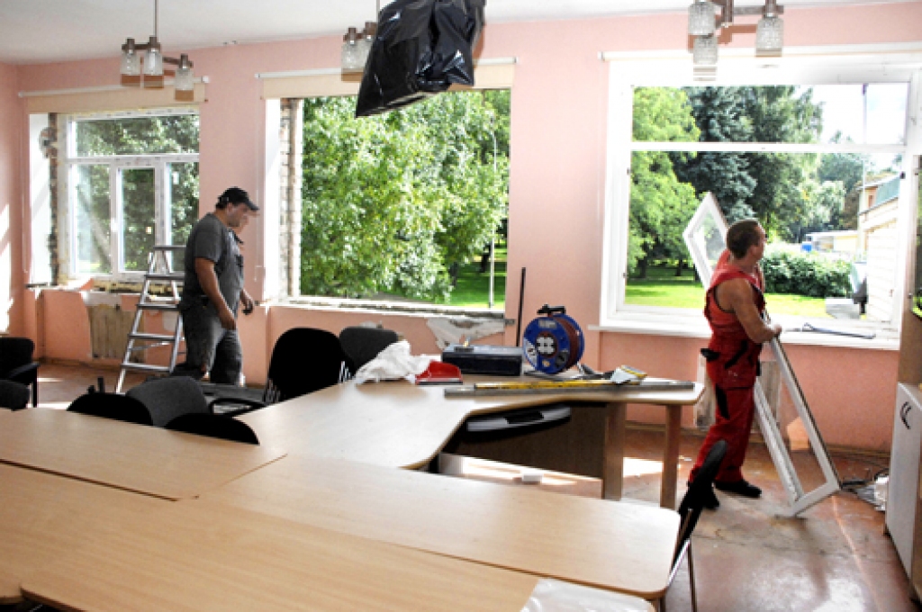 Saulaines profesionālās vidusskolas mācību korpusā pēdējos divus logus nomainīja lietvedības kabinetā.
Autors: Ivars Bogdanovs