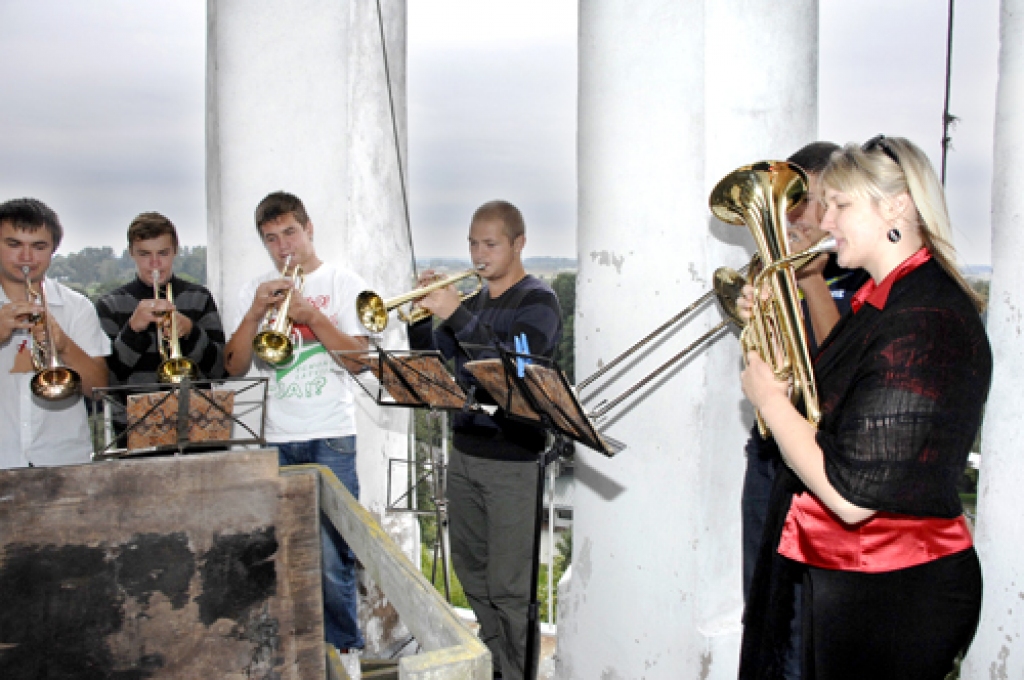 Iecavas luterāņu baznīcas zvanu tornī spēlē pūtēju orķestris «Skaistkalne».
Autors: Ivars Bogdanovs.