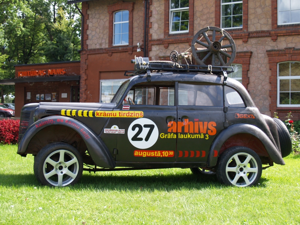 Antīkais auto pie Iecavas kultūras nama, aprakstīts ar pasākuma reklāmu, kļuvis par savdabīgu biedrības «Arhīvs» vizītkarti.
Autors: Madara Ērgle
