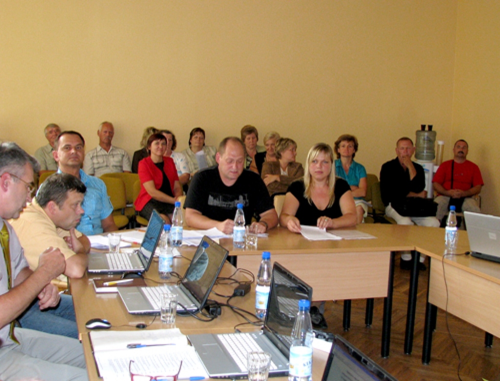 Bauskas novada domes sēdē savus iebildumus pret Olavu ielas nosaukuma saglabāšanu deputātiem izklāstīja Daina Ūzulniece un Gatis Kužums. 
Autors: Vilnis Auzāns