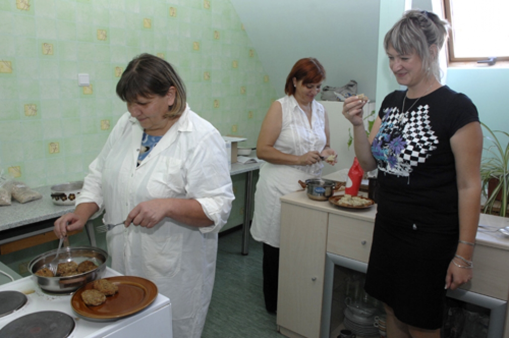 Īslīces vidusskolas mājturības kabinetā 26. augustā solos sēdēja septiņas pagasta trūcīgo ģimeņu mammas. Viņas mācījās, cik daudzveidīgi izmantojami graudaugu produkti, ko trūcīgās ģimenes saņem katru mēnesi. 
Autors: Ivars Bogdanovs