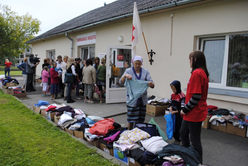 Sarkanā Krusta (SK) Bauskas komiteja 24. augustā rīkoja palīdzības akciju «Uz skolu!». Jau pirmās stundas laikā apģērbu, apavus, skolas lietas saņēma 31 ģimene, kurā aug 101 bērns, no tiem 76 skolēni. 
Autors: Ivars Bogdanovs