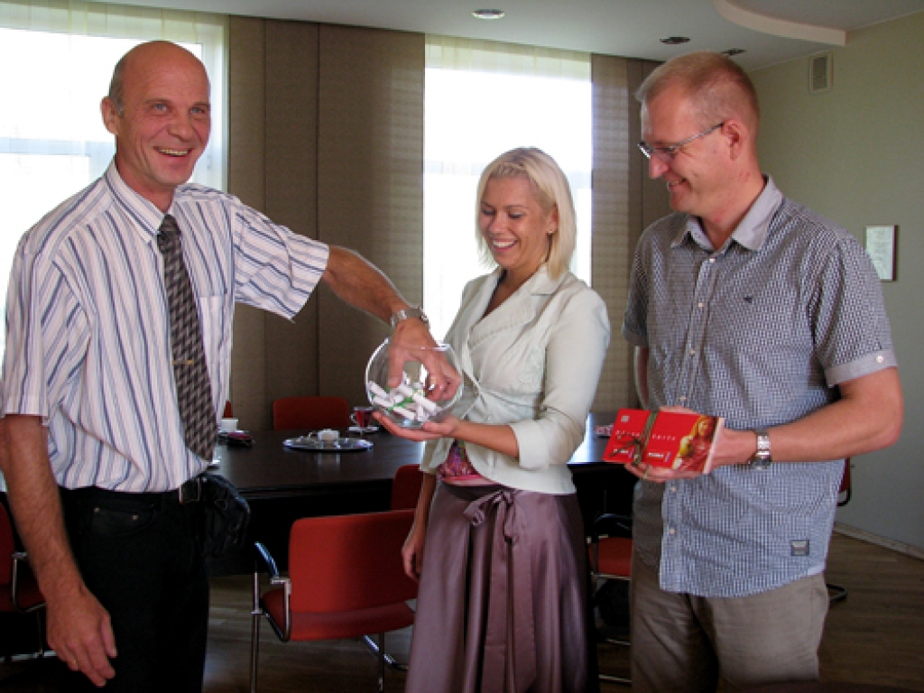 Akcijas «Šķiro pa tīro!» noslēguma izloze. Zīmīti ar galvenā uzvarētāja – Vjačeslava Budova – vārdu no stikla trauka izvelk Bauskas novada domes priekšsēdētāja vietnieks Jānis Feldmanis (no kreisās). Viņam asistē Latvijas Zaļā punkta pārstāvis Kaspars Zakulis un uzņēmuma «Vides serviss» attīstības nodaļas vadītāja Linda Tijone-Kļaviņa. 
Autors: Vilnis Auzāns