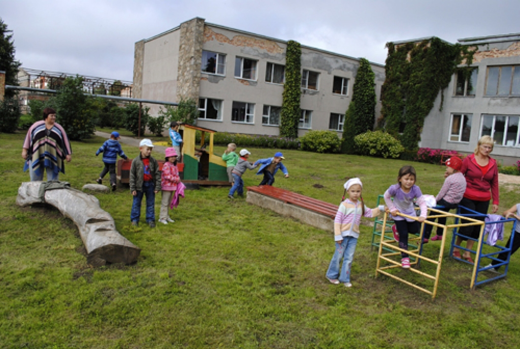 Ilze Studente (no kreisās), Gailīšu pagasta pirmsskolas izglītības iestādes «Lācītis» skolotāja, un Ina Brasova, auklīte, pašlaik ir neziņā, kādas pārmaiņas nesīs bērnudārza pārveide par vietējās vidusskolas struktūrvienību.
Autors: Juris Iļņickis