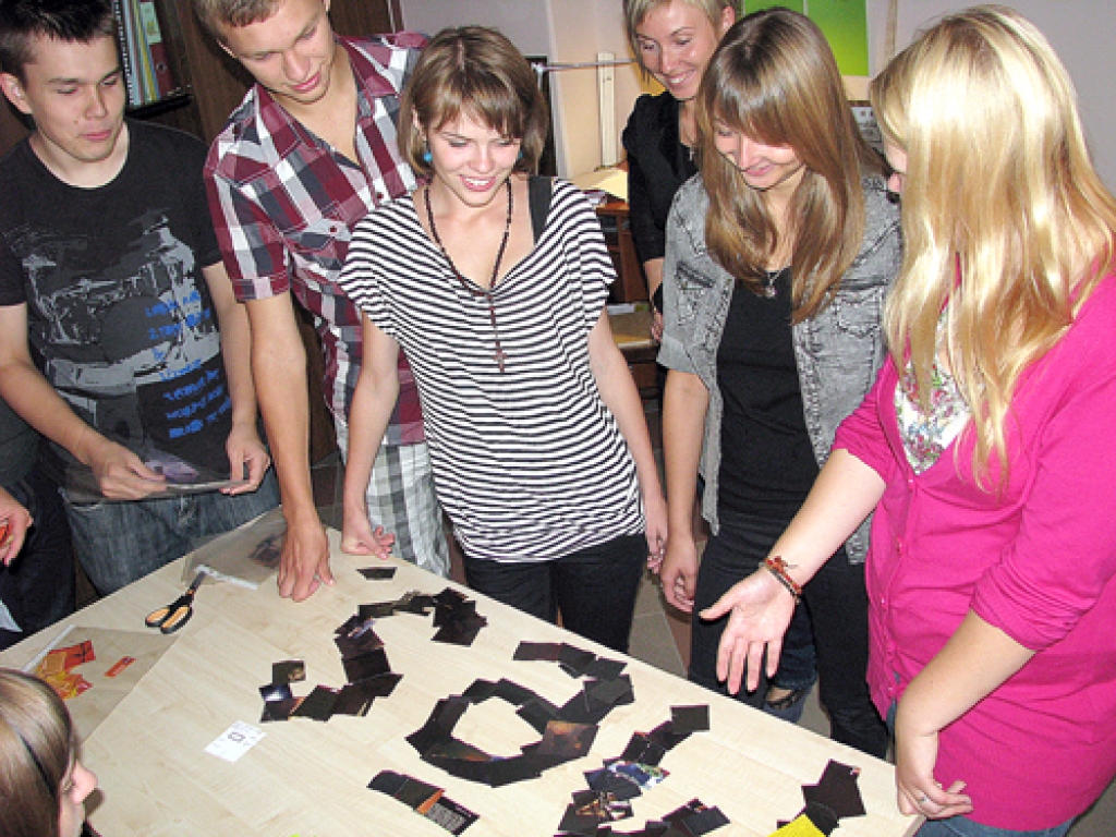 «Mēs..2011» – tāds ir šopiektdien paredzētās pirmās Bauskas novada jauniešu dienas nosaukums. To no krāsainiem papīriem veido pasākuma rīcības komitejas aktīvisti. 
Autors: Vilnis Auzāns