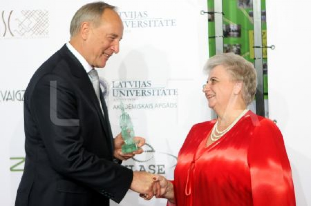 Valsts prezidents Andris Bērziņš pasniedz Valsts izglītības satura centra un uzņēmēju Ekselences balvu Vecumnieku vidusskolas fizikas skolotājai Aldonai Alenčikai.
Autors: LETA