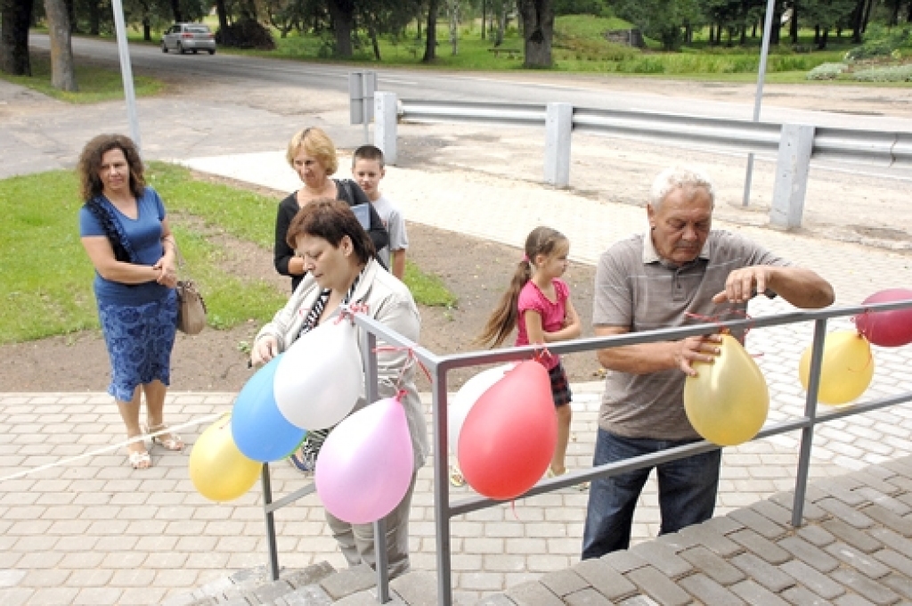 Pie bibliotēkas Vecsaulē. Vietējās pamatskolas direktors Egons Brazauskis un pagasta pārvaldes vadītāja Laimdota Kolberga ar baloniem noformē atjaunotās ieejas kāpnes bibliotēkā. 
Autors: Ivars Bogdanovs