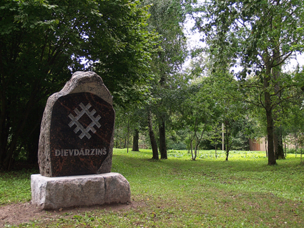 Dievdārziņā novietoti divi akmeņkaļa Ulda Sterģa darināti akmeņi ar apskates vietas nosaukumu un latvju rakstu zīmēm. Viens sagaida nācējus pie Pārupes ielas, otrs – pie upes kraujas.
Autors: Madara Ērgle