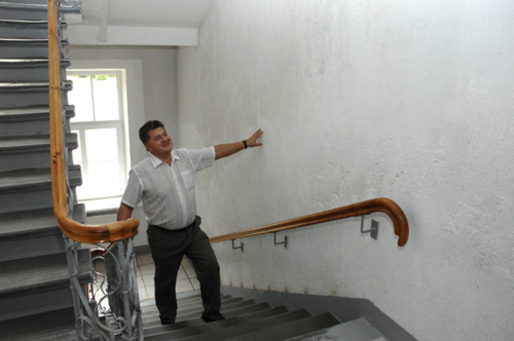 Bauskas pilsētas pamatskolas direktors Jānis Rumba tic celtnieku solītajam, ka vecajā korpusā kāpņu telpu remontu viņi pabeigs līdz mācību gada sākumam. 
Autors: Ivars Bogdanovs