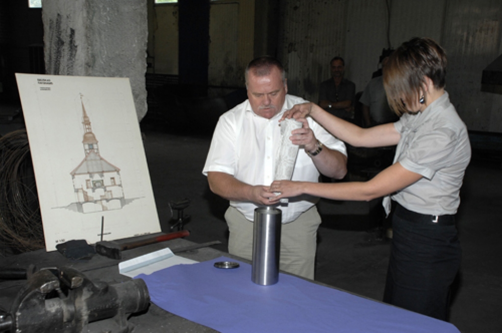 V. Veips un novada domes speciāliste Ieva Šomina kapsulā ievieto dokumentus. Nākotnē, atverot Rātsnama vējrādītāja lodē ievietoto kapsulu, tajā varēs atrast 19 dažādas viena lata monētas.
Autors: Ivars Bogdanovs