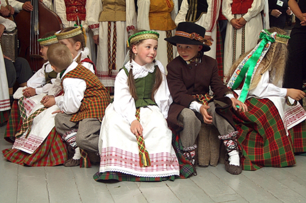 ES atbalstītajā pārrobežu projektā Bauskā bija skatāma Lietuvas tautastērpu izstāde.
Autors: no «Bauskas Dzīves» arhīva