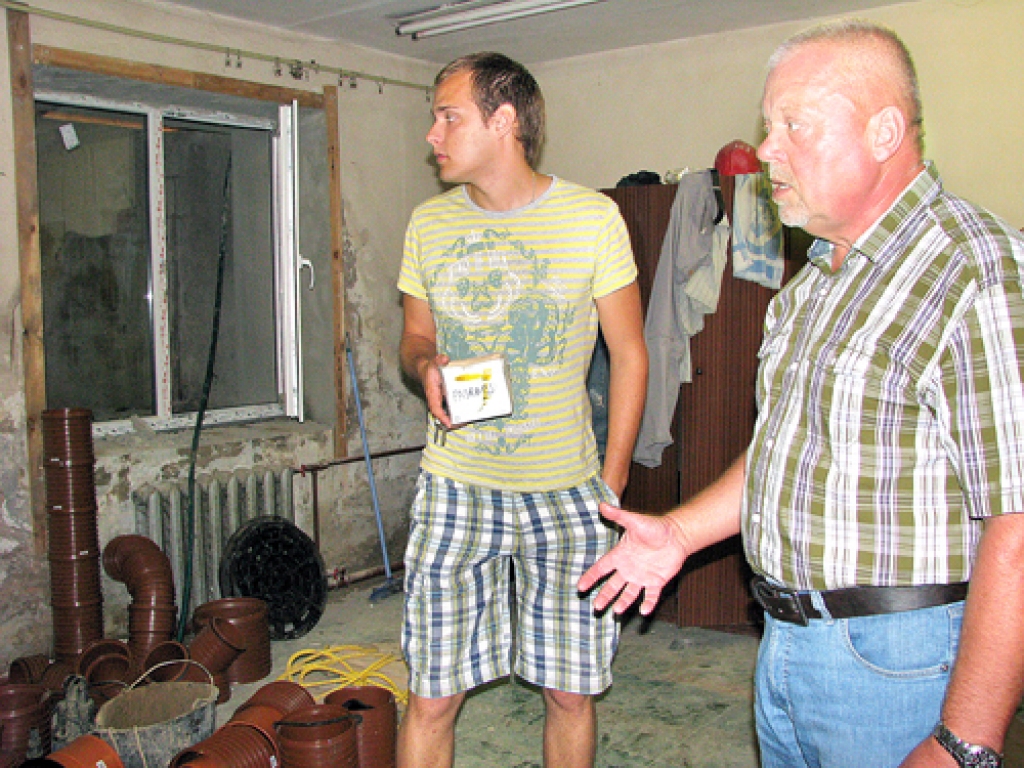 Pagraba telpas pēc remonta būs pavisam citādākas. Te sakārtos komunikācijas, būs ērtas atpūtas istabas personālam. Paredzēts izbūvēt arī kabinetus rehabilitācijas procedūrām. Par veicamiem darbiem spriež pilnsabiedrības «A.A. & būvkompānijas» projekta vadītājs Arvis Silmanovičs un SIA «Bauskas slimnīca» valdes loceklis Uģis Zeltiņš. 
Autors: Ivars Bogdanovs