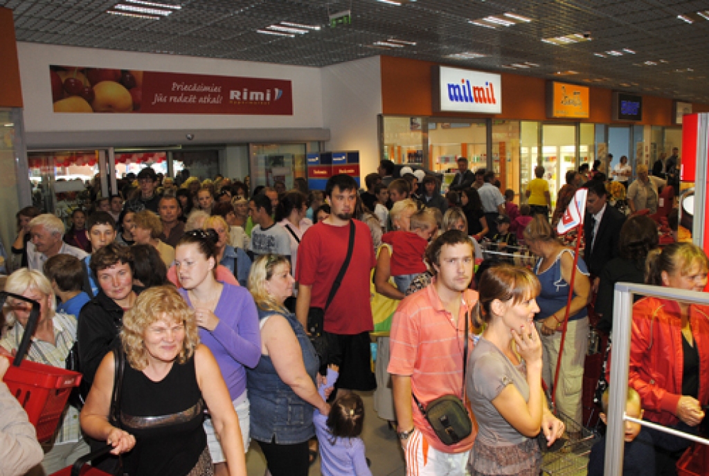 Veikalam «Rimi» atsākot darbu, to steidza apmeklēt pircēju pūlis. Rindas pie kasēm nesaruka visu dienu.
Autors: Ivars Bogdanovs