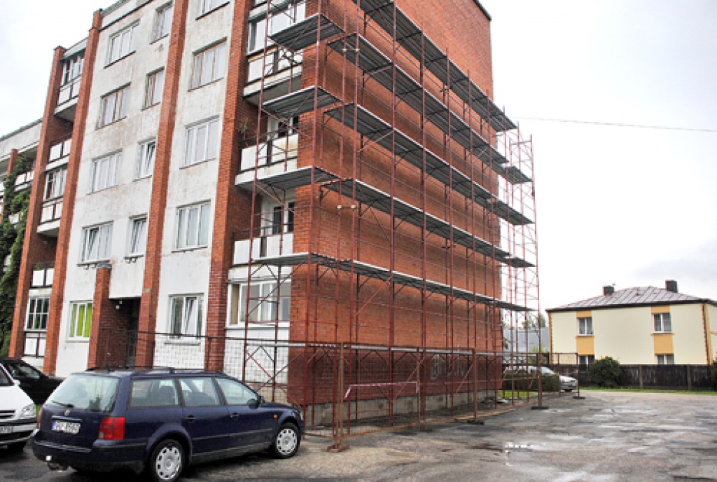 Pie Kareivju ielas 3. nama Bauskā sākti siltināšanas priekšdarbi.
Autors: Juris Iļņickis