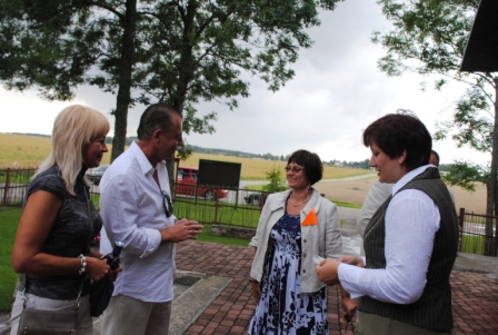 Uzņēmēju godināšanas pasākumā bija aicināti piedalīties 21 iedzīvotāju, pašvaldību un nevalstisko organizāciju ieteiktais komersants. Pukinsku pāri ( no kreisās) sagaida laikraksta «Bauskas Dzīve» galvenā redaktore Anita Rozentāle ( vidū).
Autors: Juris Iļņickis