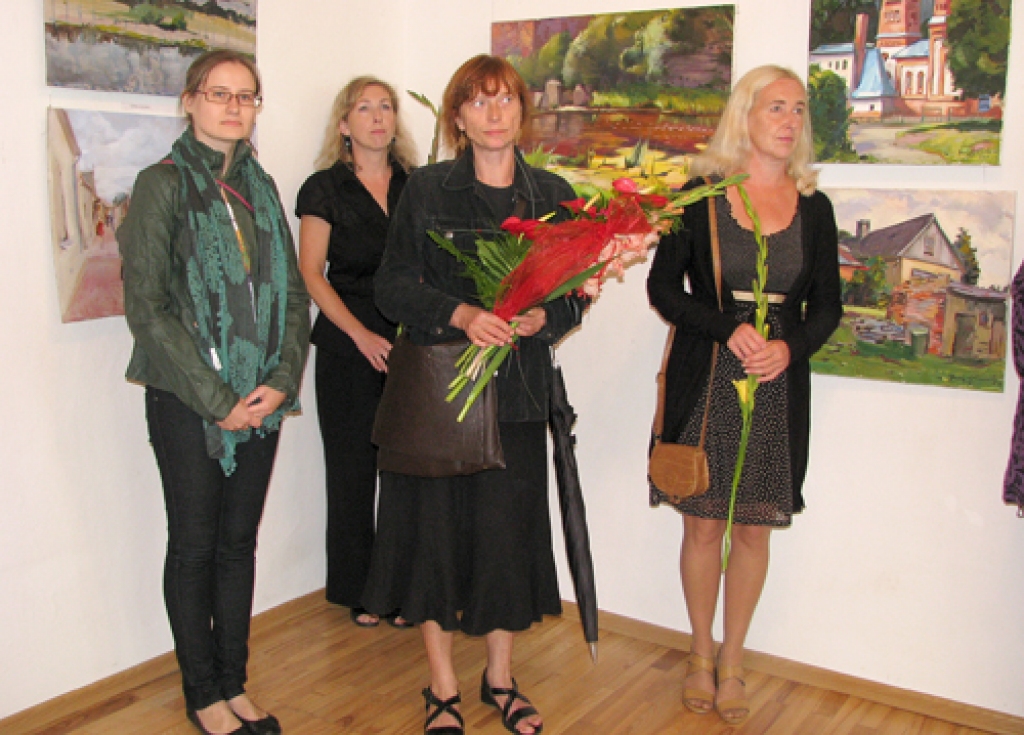 Mākslinieces Agnese Ignatjeva (no kreisās), Signe Pansova, Mārīte Šulce un Aina Putniņa (priekšplānā).
Autors: Vilnis Auzāns