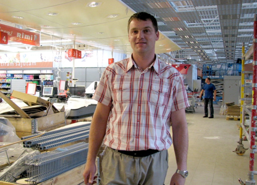 Piektdien, 12. augustā, lielveikala telpās mudžēja kā skudru pūznī. Taču tie nebija pircēji, bet gan strādnieki, kuri iekārtoja telpas, piegādāja preces. Bauskas «Rimi» direktors Mārtiņš Puķāns pārliecināts, līdz otrdienas pusdienas laikam viss te būs pilnīgā kārtībā 
Autors: Vilnis Auzāns