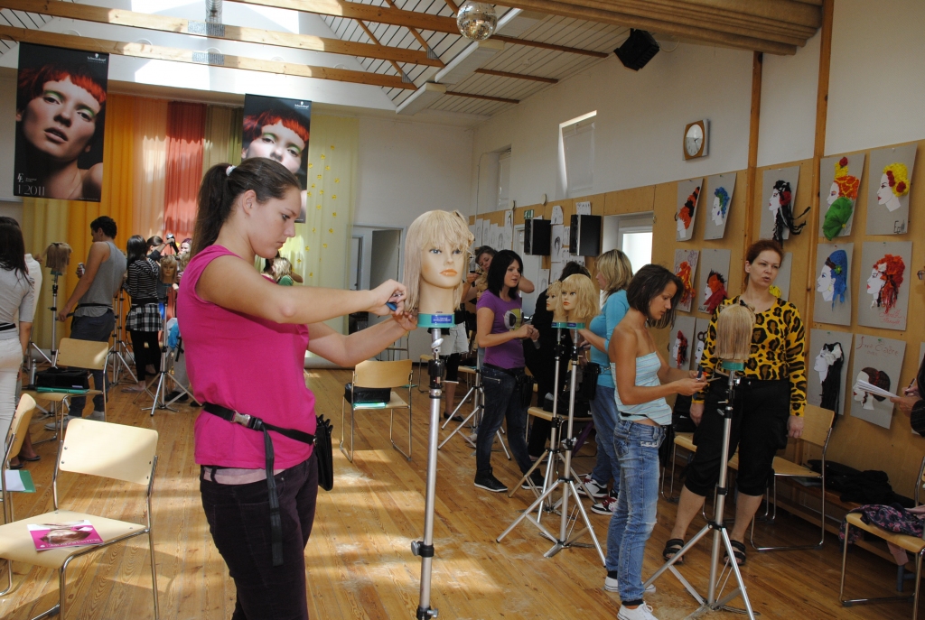 «Schwarzkopf Professional» meistari no 1. līdz 26. augustam māca SOS bērnu ciematu, jauniešu māju un ģimenes atbalsta projekta dalībniekiem kopt, griezt, krāsot matus gan manekenu galviņām, gan draugiem.
Autors: Juris Iļņickis