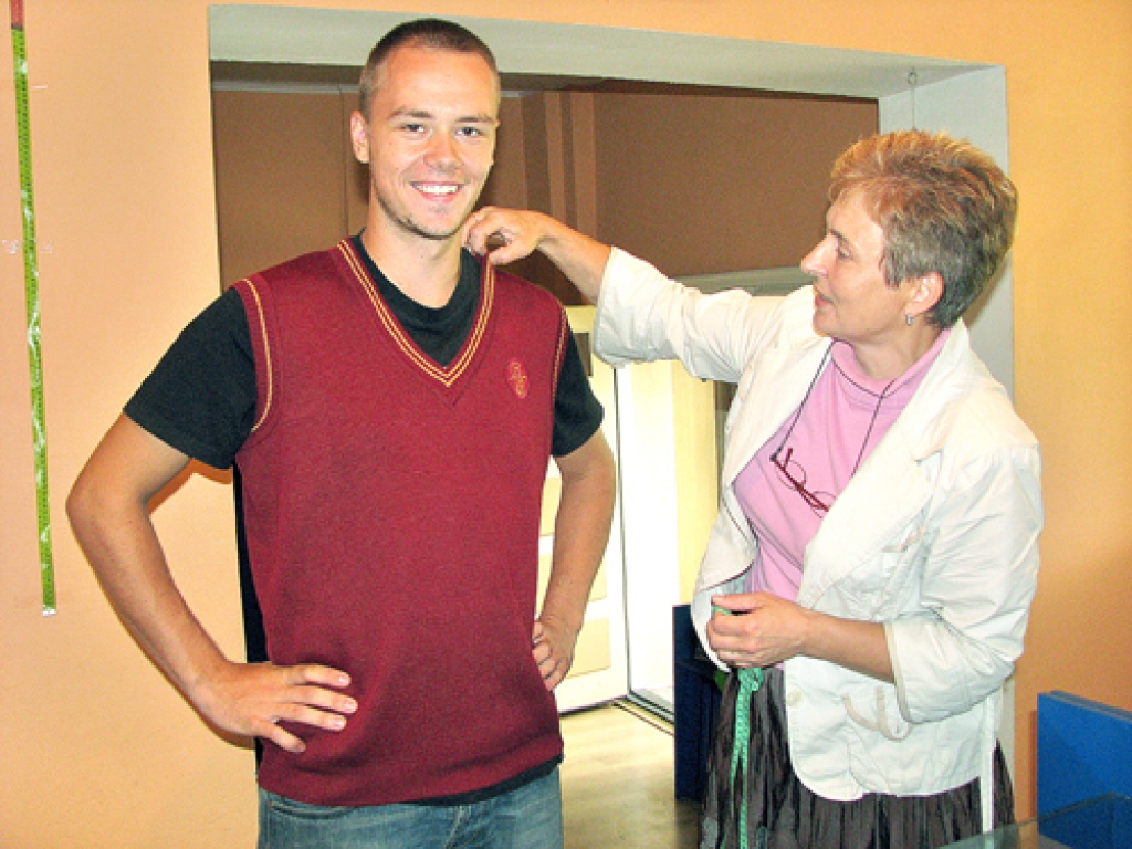 Ģimnāzists 12. klases audzēknis Rihards Zviedris ar jauno vesti ļoti apmierināts. «Gaišs, vienkrāsains krekls, frizūra – kopskats būs lielisks,» savu viedokli jaunietis izsaka šuvējai Aijai Bonātei.
Autors: Vilnis Auzāns