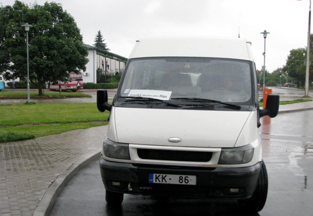 SIA «Reverss reiss» autobusā 8. augusta rītā plkst. 8.20 uz Rīgu bija daži braucēji. Autobuss atiet no laukuma pie Bauskas viesnīcas.
Autors: Vilnis Auzāns