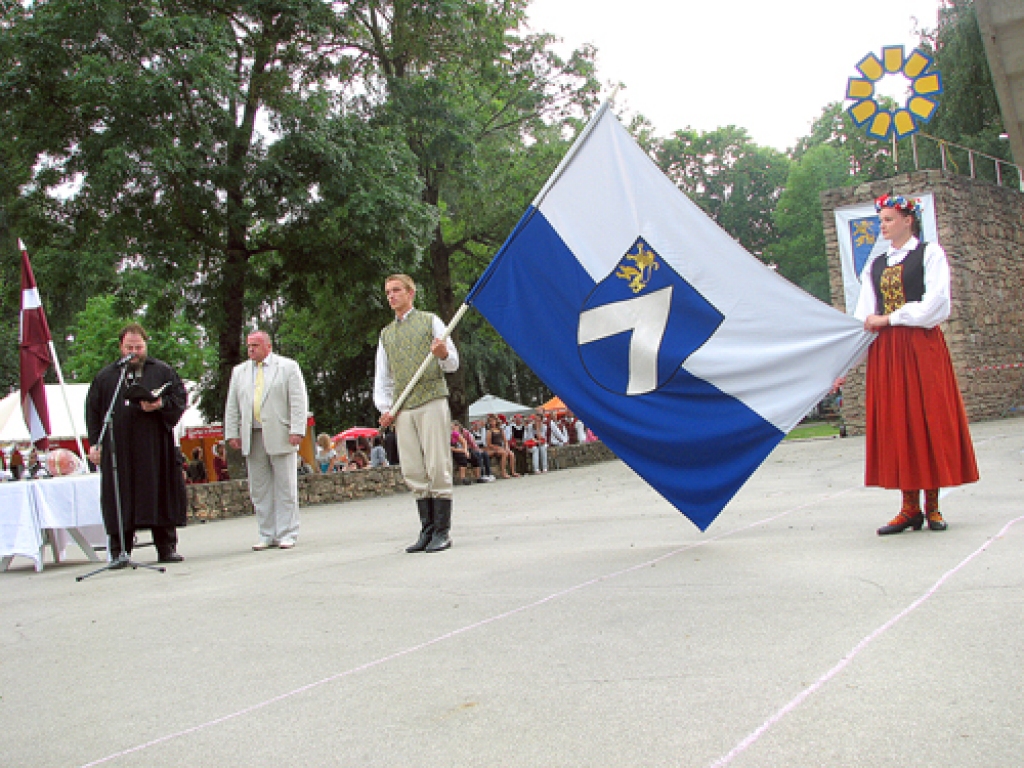 Svētkos 6. augustā iesvētīts jaunais Bauskas novada karogs. Gods to ienest pilskalna estrādē bija baušķeniekam Robertam Briedim un Dinai Barenai no Vecsaules. Karogu iesvētīja mācītājs Aivars Siliņš.
Autors: Vilnis Auzāns