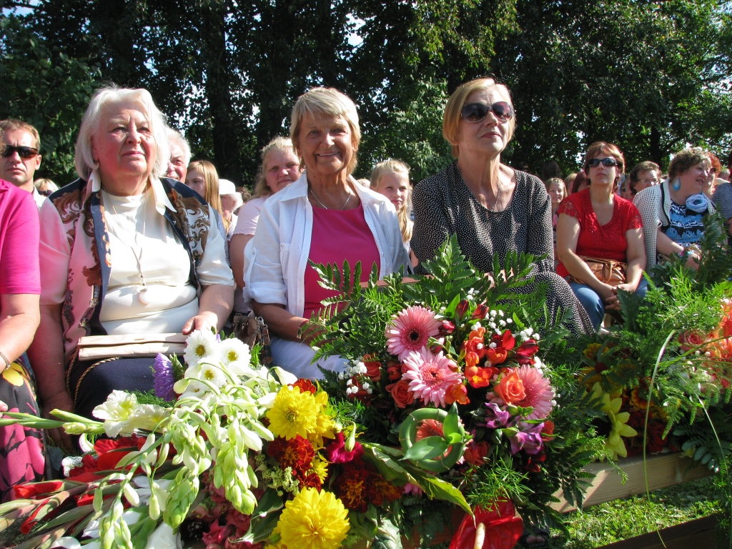Alfrēda Amtmaņa-Briedīša prēmijas laureātes, Naiconālā teātra aktrises  Baiba Indriksone (no kreisās) un Inta Tirole. Viņām līdzās arī aktrise Rasma Garne. 
Autors: Vilnis Auzāns