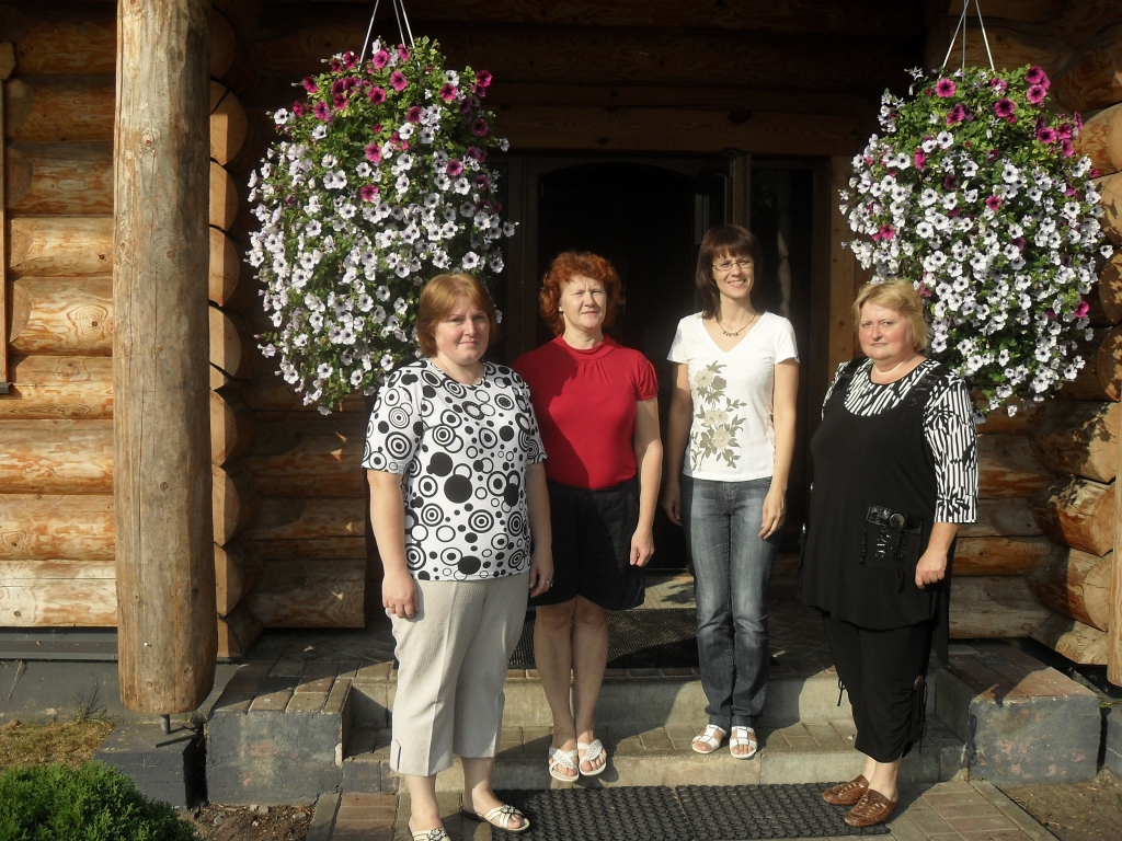 Mūspuses «zaļākās» skolotājas mācību nometnē Ezerniekos – Dzimtmisas pedagoģes Natālija Šabanoviča (no kreisās), Iveta Salgrāve, Velga Ērgle (no labās) un Ina Sirmoviča no Vecumnieku vidusskolas.
Autors: No albuma.