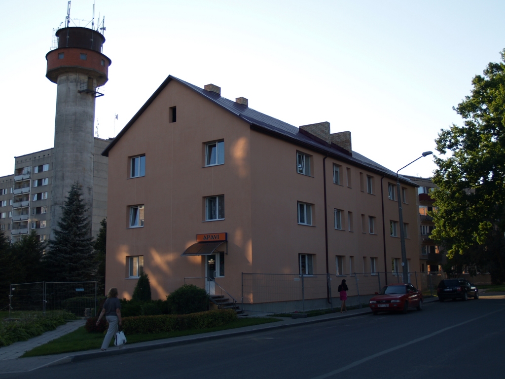 Tuvu nobeigumam darbi pirmajā Iecavas renovētajā daudzdzīvokļu namā Edvarta Virzas ielā 23.
Autors: Antra Ērgle