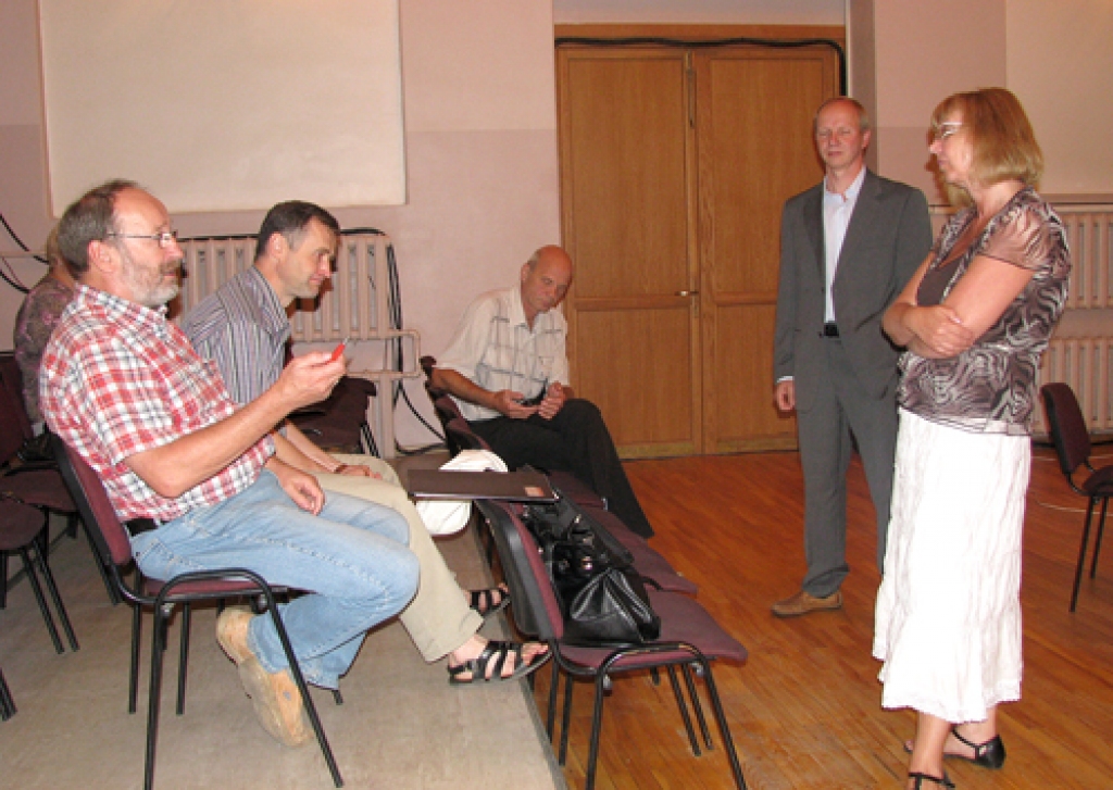 SIA «Konsultanti» eksperte Ināra Stalidzāne pirms sanāksmes sarunājas ar novada uzņēmējiem Uldi Biķernieku un Aivaru Svarenieku.
Autors: Vilnis Auzāns